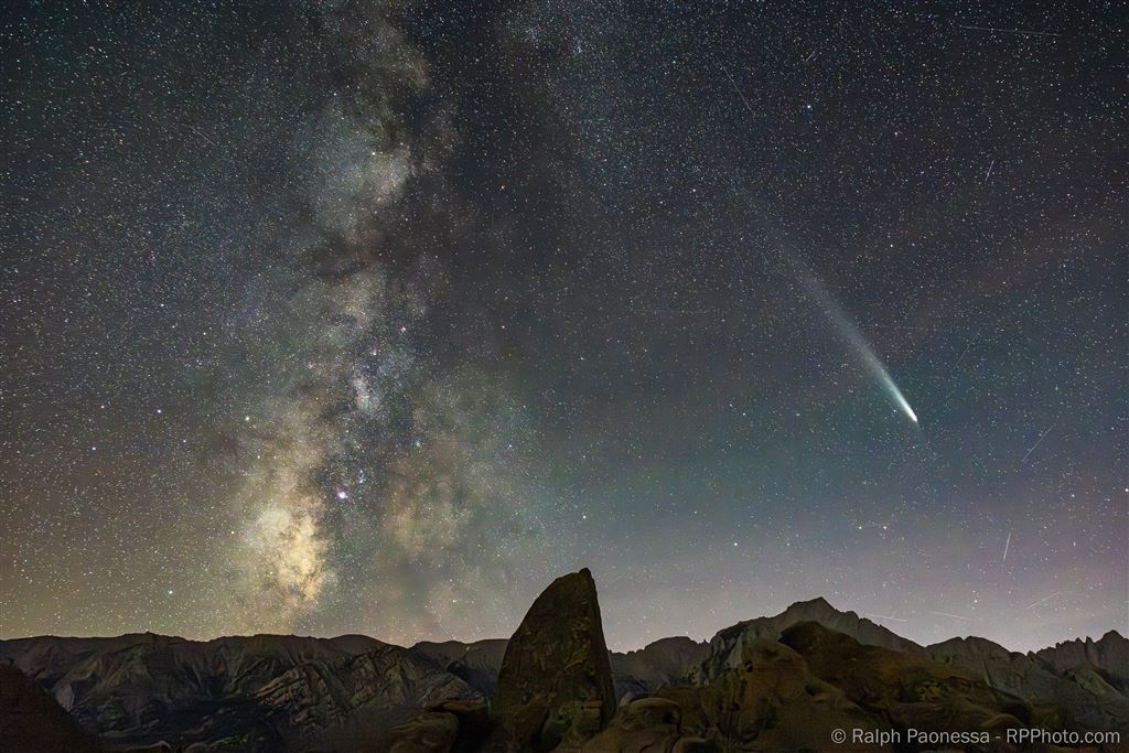 Comet Tsuchinshan-ATLAS and Milky Way